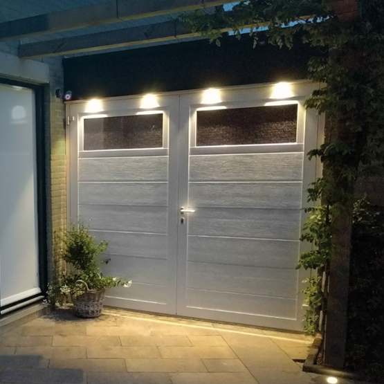 openslaande garagedeuren met lichtjes